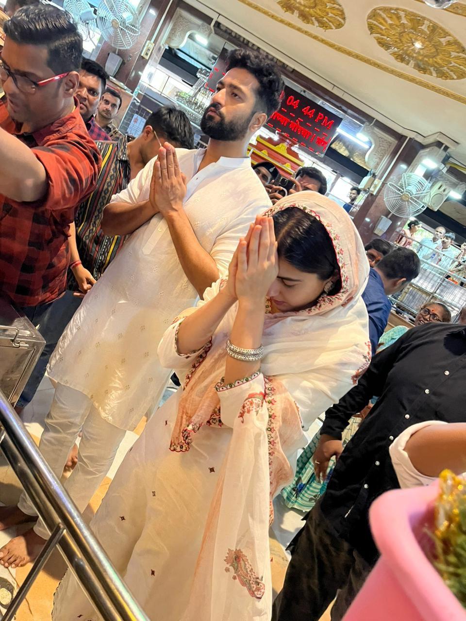 Sara Ali Khan and Vicky Kaushal were seen dressed in ethnic clothes, seeking the Lord's blessings at the Siddhivinayak temple.